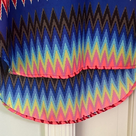 Vibrant Zigzag Patterned Women's Top Roll Tab Sleeve Size Small High Low Coverup - Picture 4 of 16